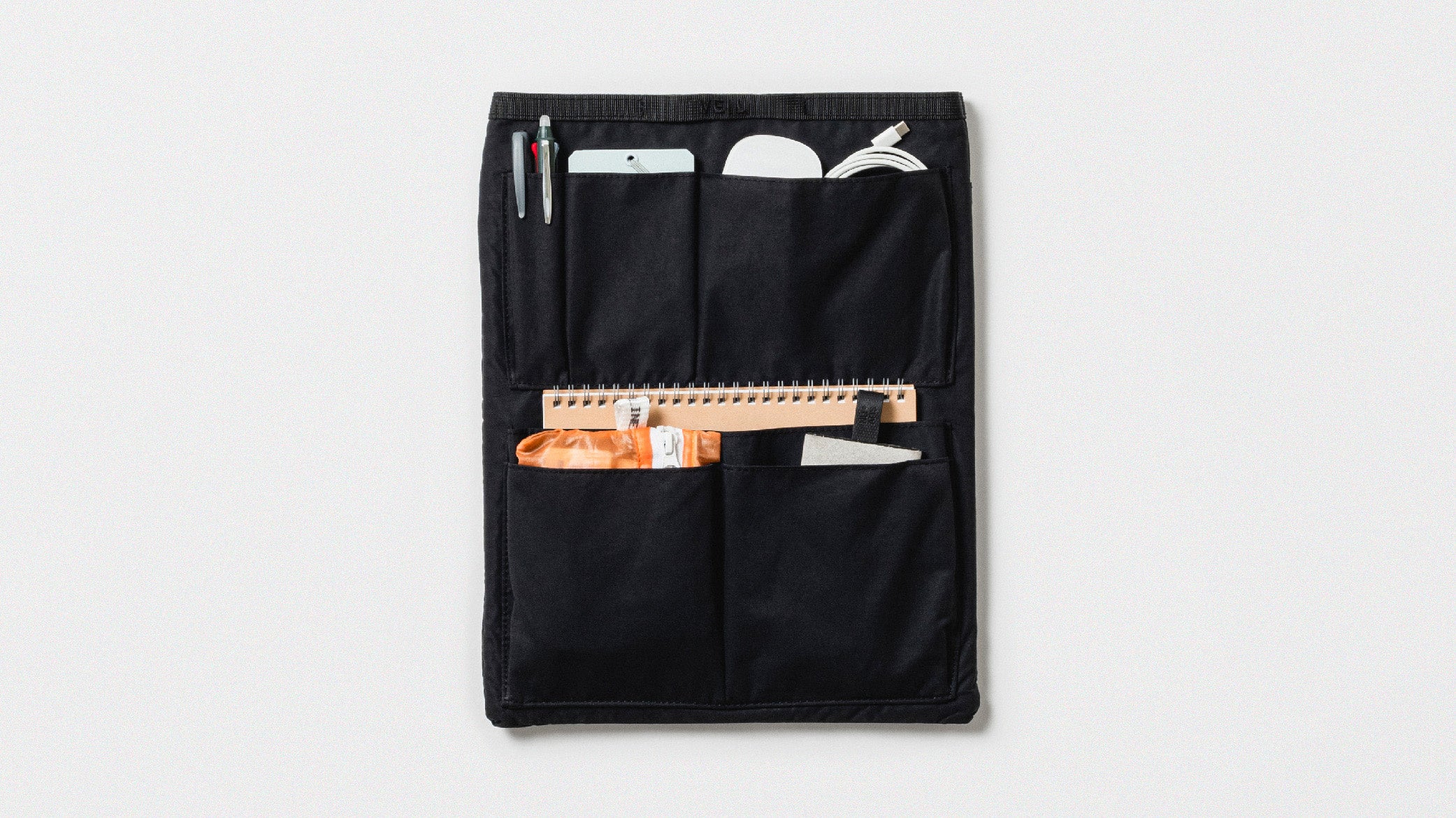 PC以外にもデバイスやメモ、ペン等が収納可能