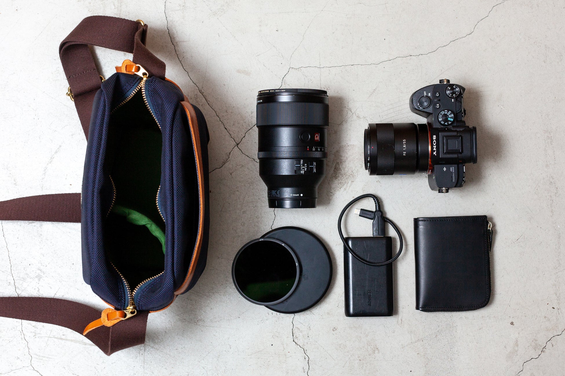 カメラ・バッテリー・財布・フィルターを収納可能