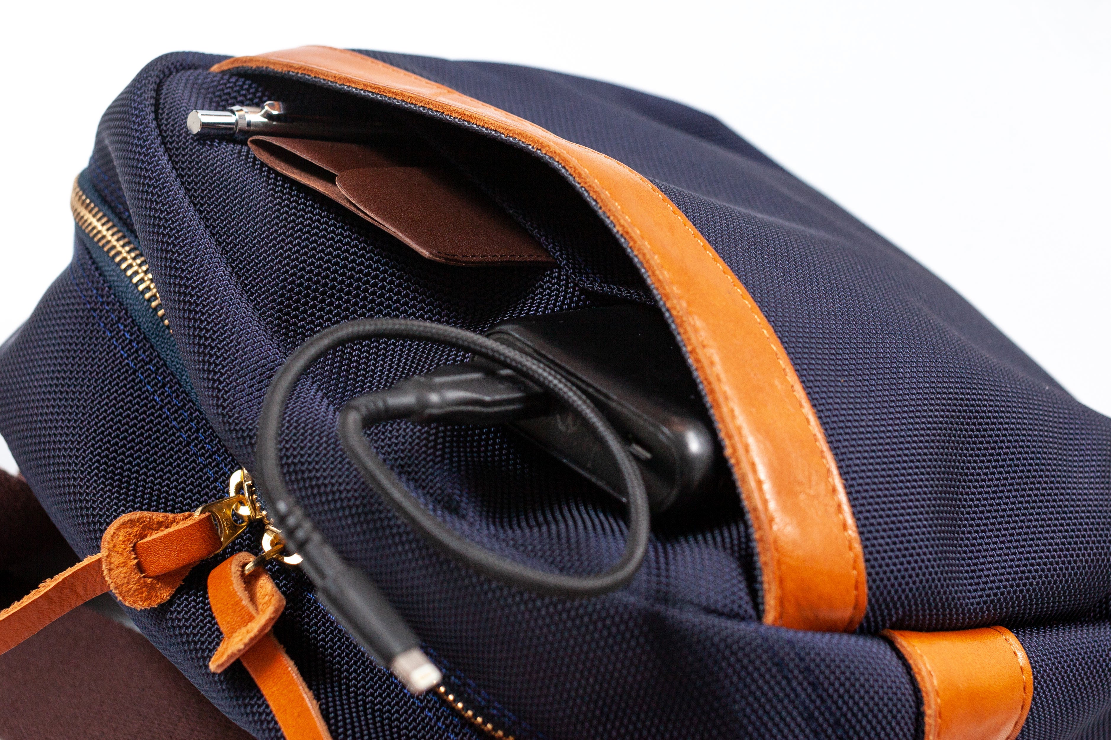 スリットポケットも2口用意