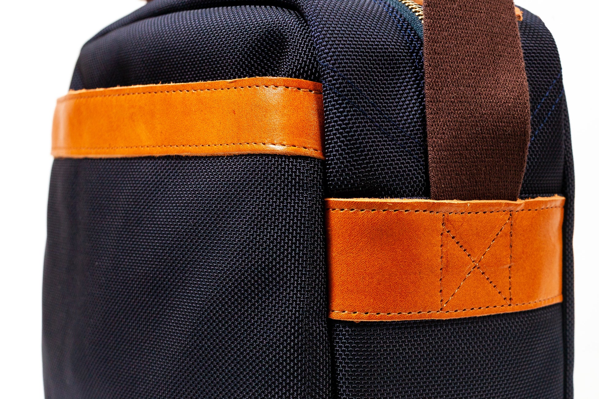 少し赤みがかったオリジナルのロイヤルネイビーとレザーの質感が美しい