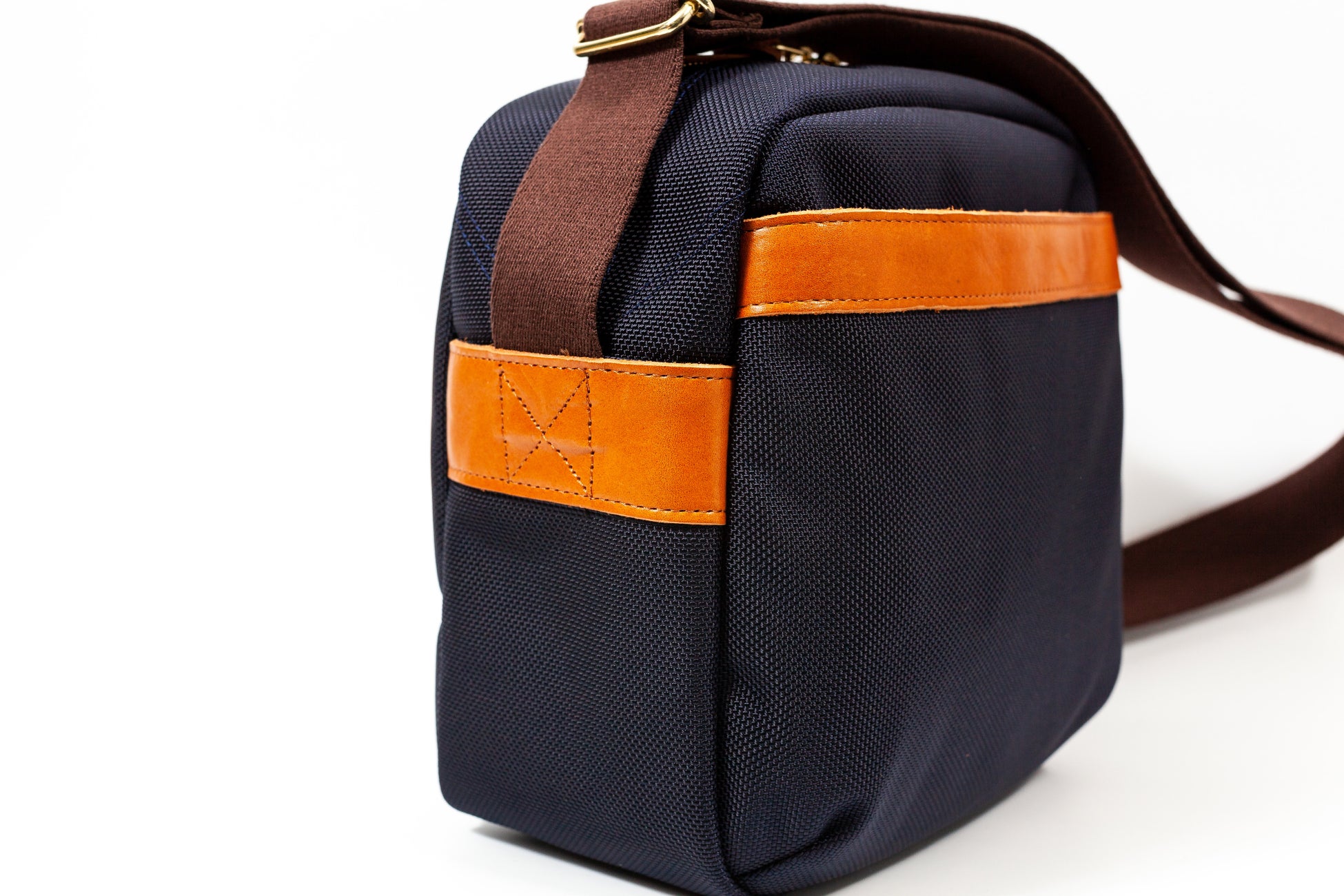 経年変化を感じられる厚口オイルレザーを各所に配置