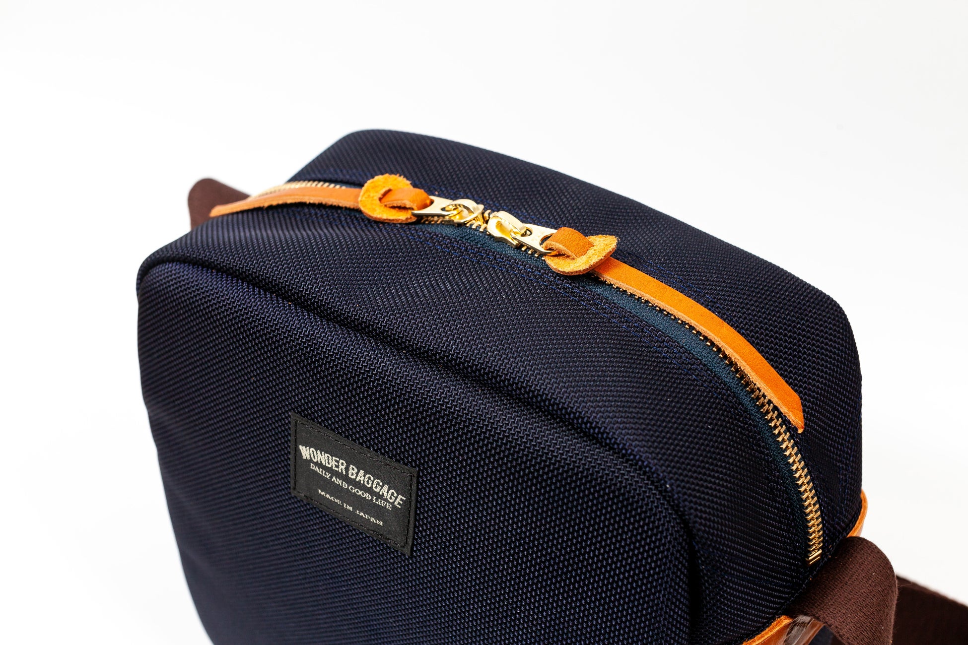 金属ファスナーの引き手にも、レザーを使用。ディテールの贅沢さ。