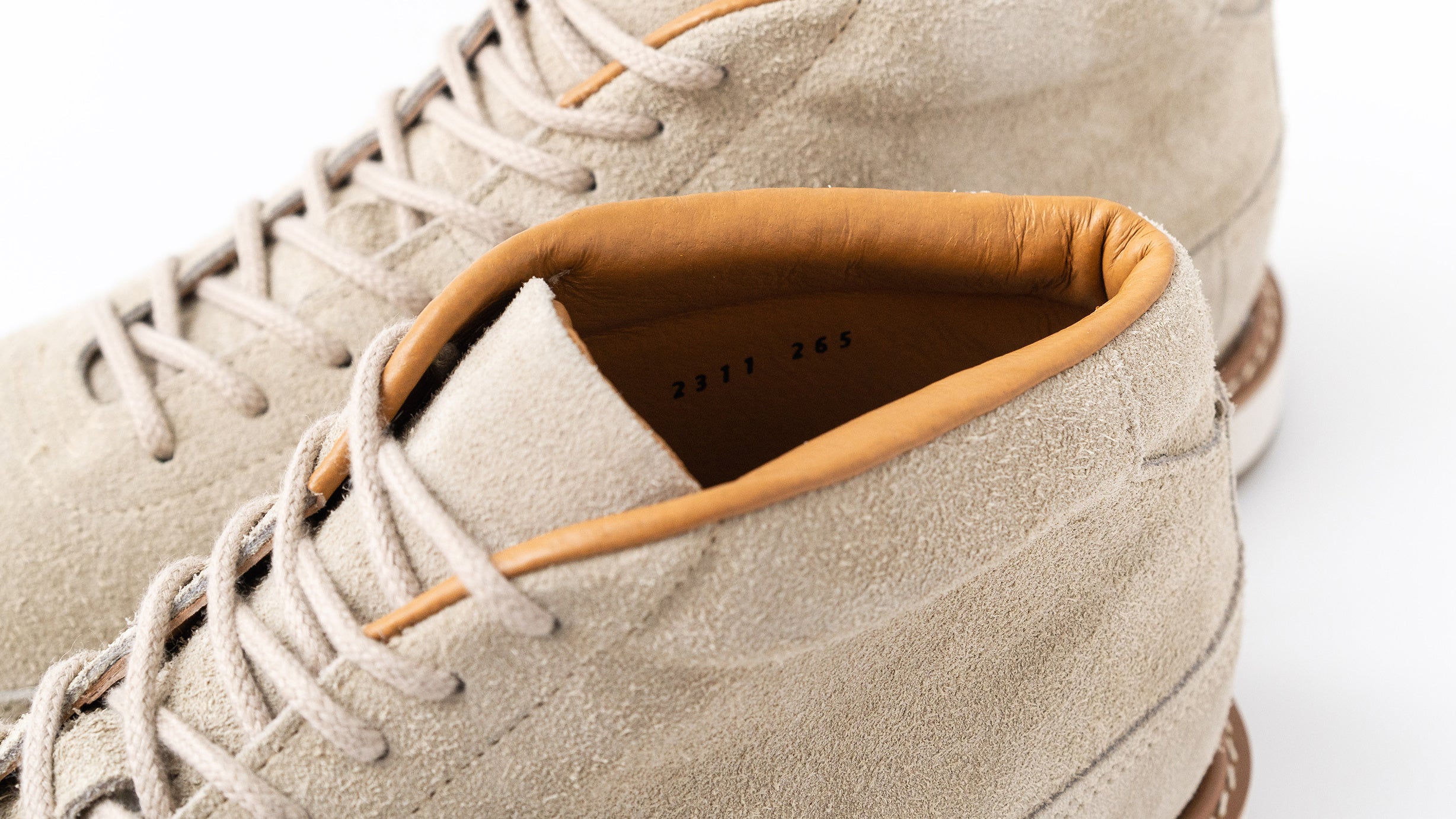 履き口はソフトに広く設計