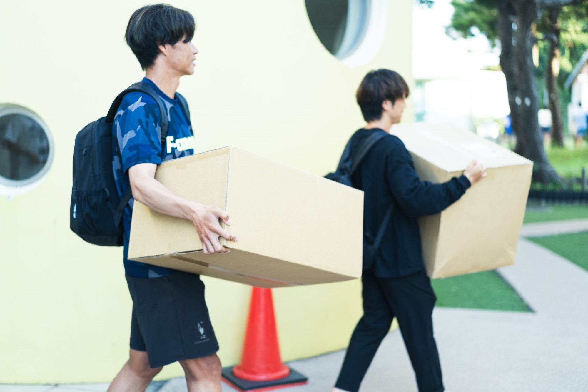 こうして選手自らが足を運び施設に赴く