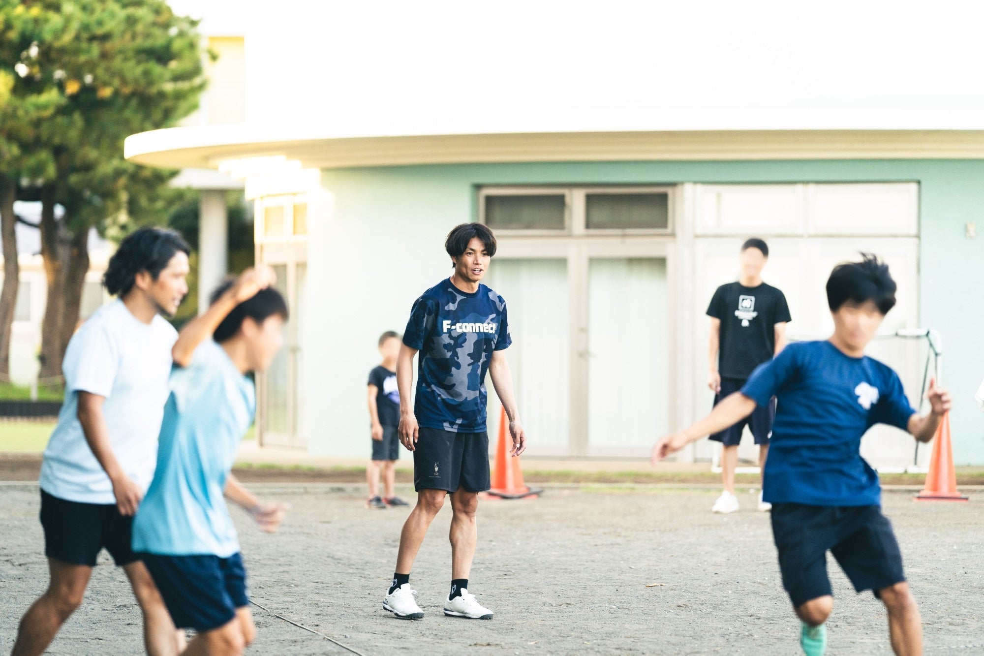 施設ではサッカーや食事を共にし一日を過ごす