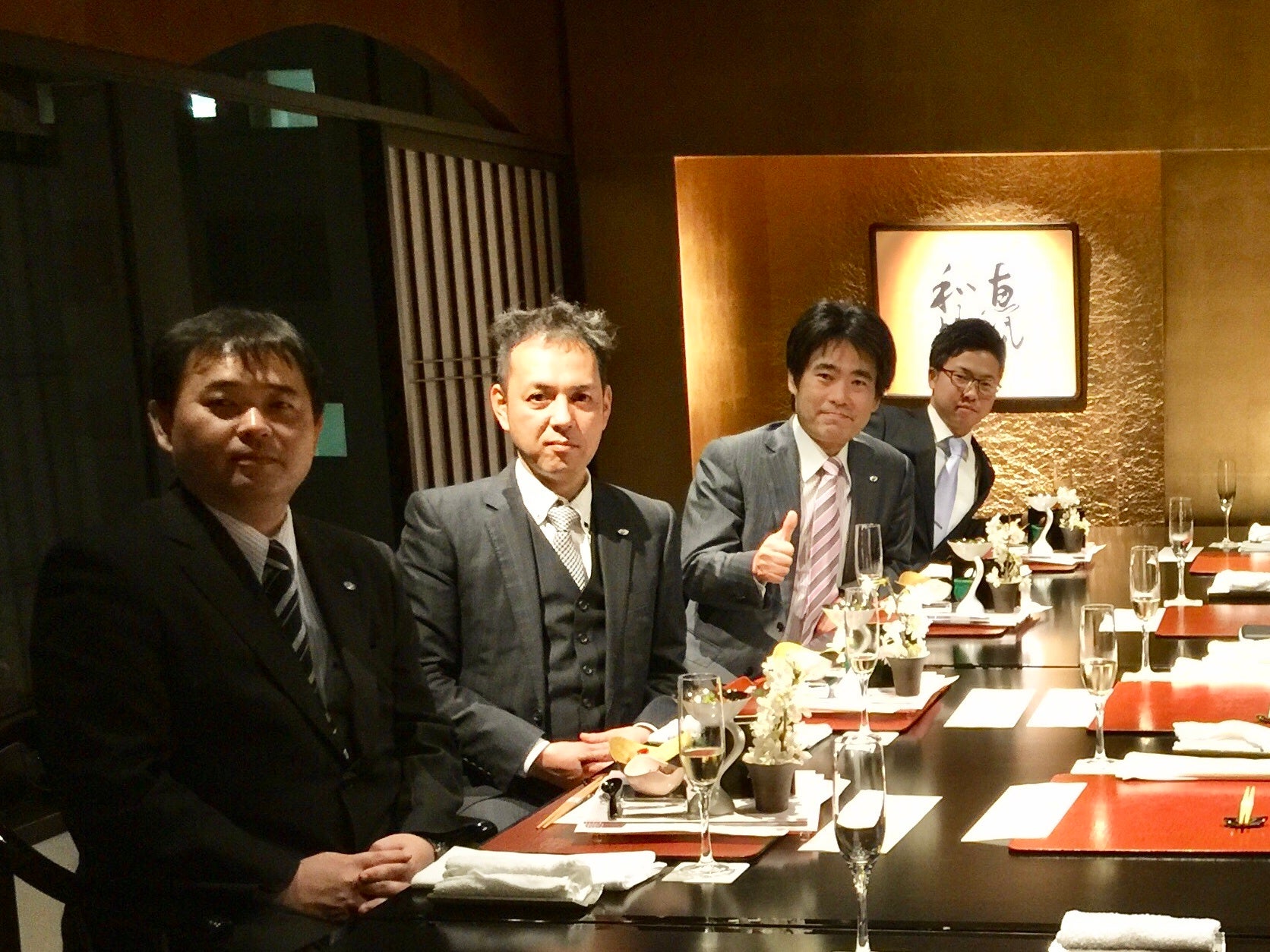 取引企業との会食にて (右端から取締役・淀井隆介、創業者・淀井勉、役員)