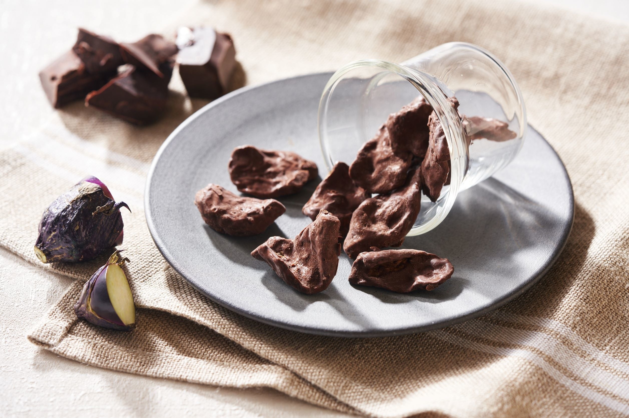 ▲ここも食べられるチョコ なすヘタチョコがけ