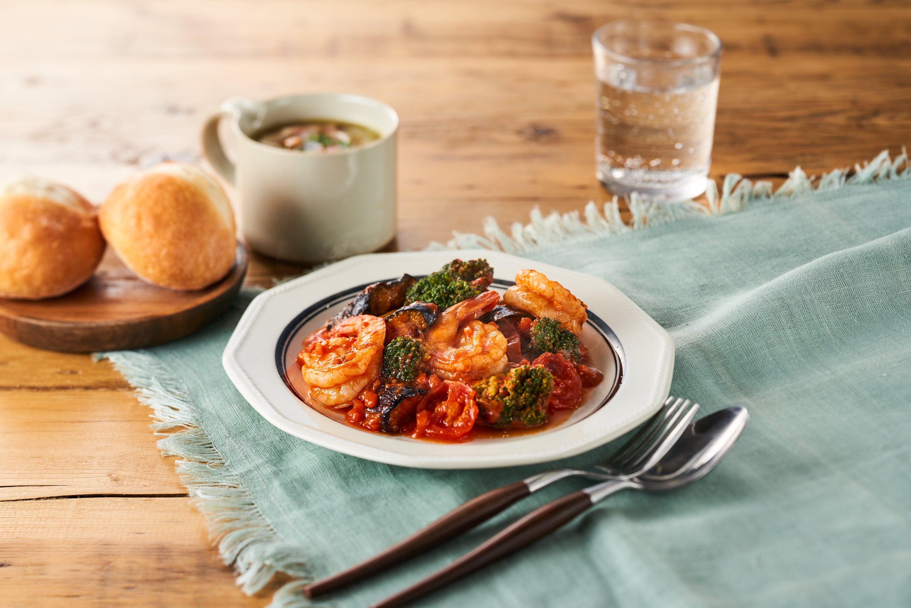 ▲エビ野菜のガーリックトマト（主菜１人前、734円・税込）