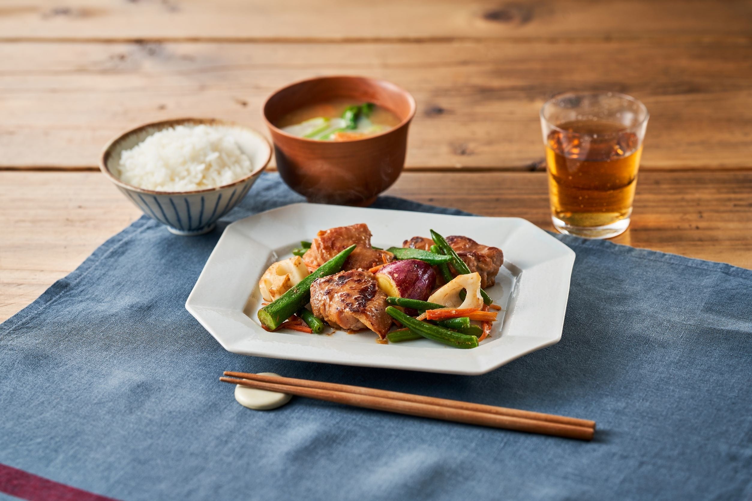 ▲鶏肉と野菜の幽庵味噌炒め（主菜１人前、646円・税込）