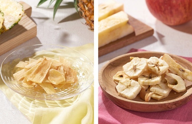 （左から）ここも食べられるチップス パインの芯(シナモン)、ここも食べられるチップス りんごの芯