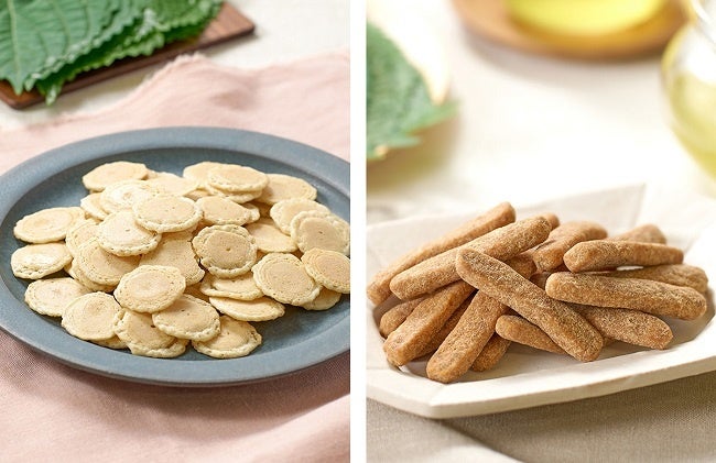 （左から）えごま油づくりで生まれた ひとくちサクサク焼き、えごま油づくりで生まれた 香ばしかりんとう