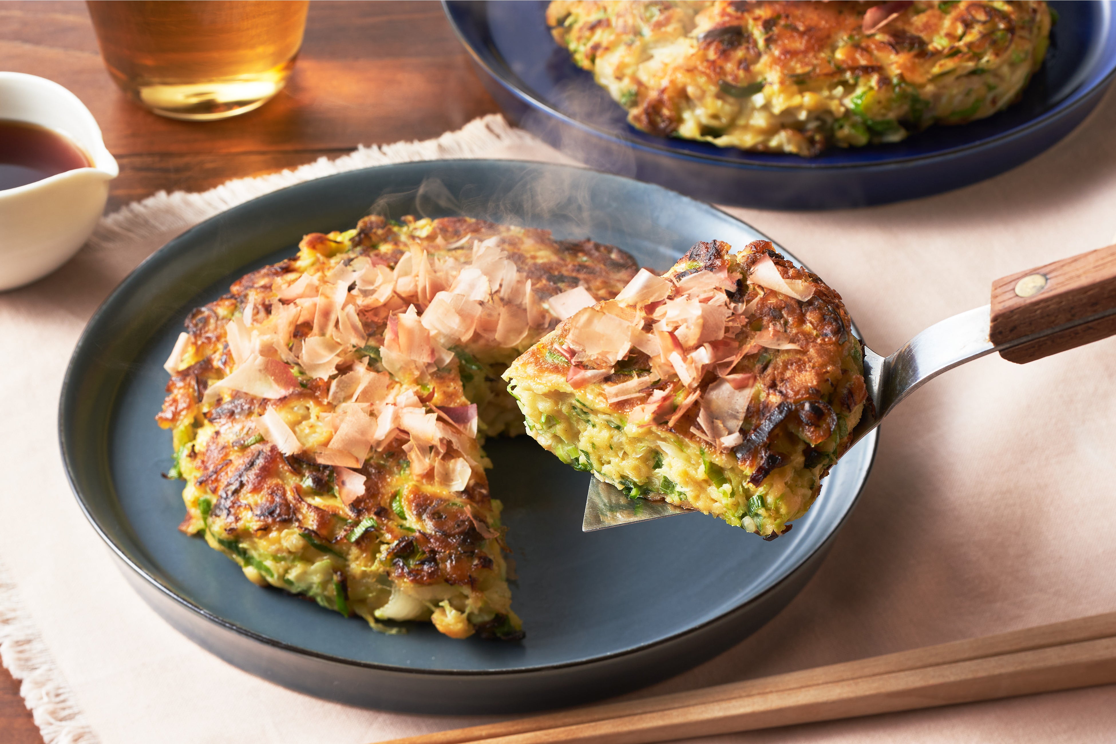 さっぱりだれの山盛り九条ねぎお好み焼き