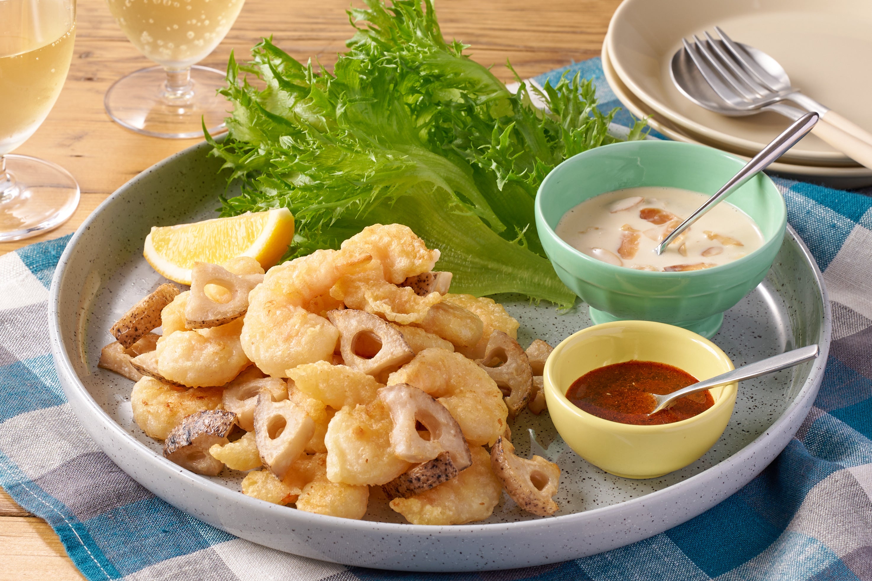 2種ソースで！パクパクえびのフリット