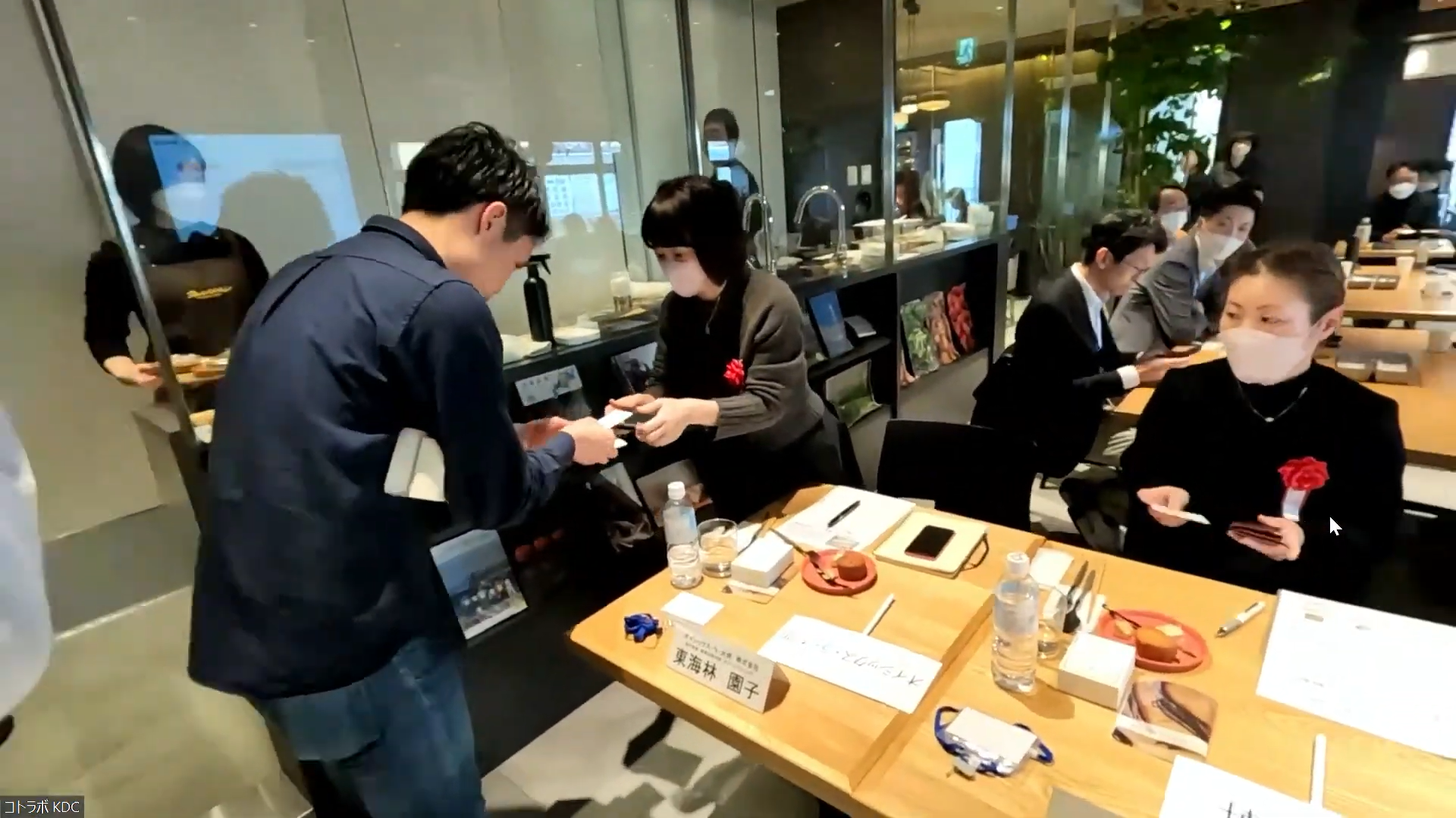 審査員とスタートアップの名刺交換