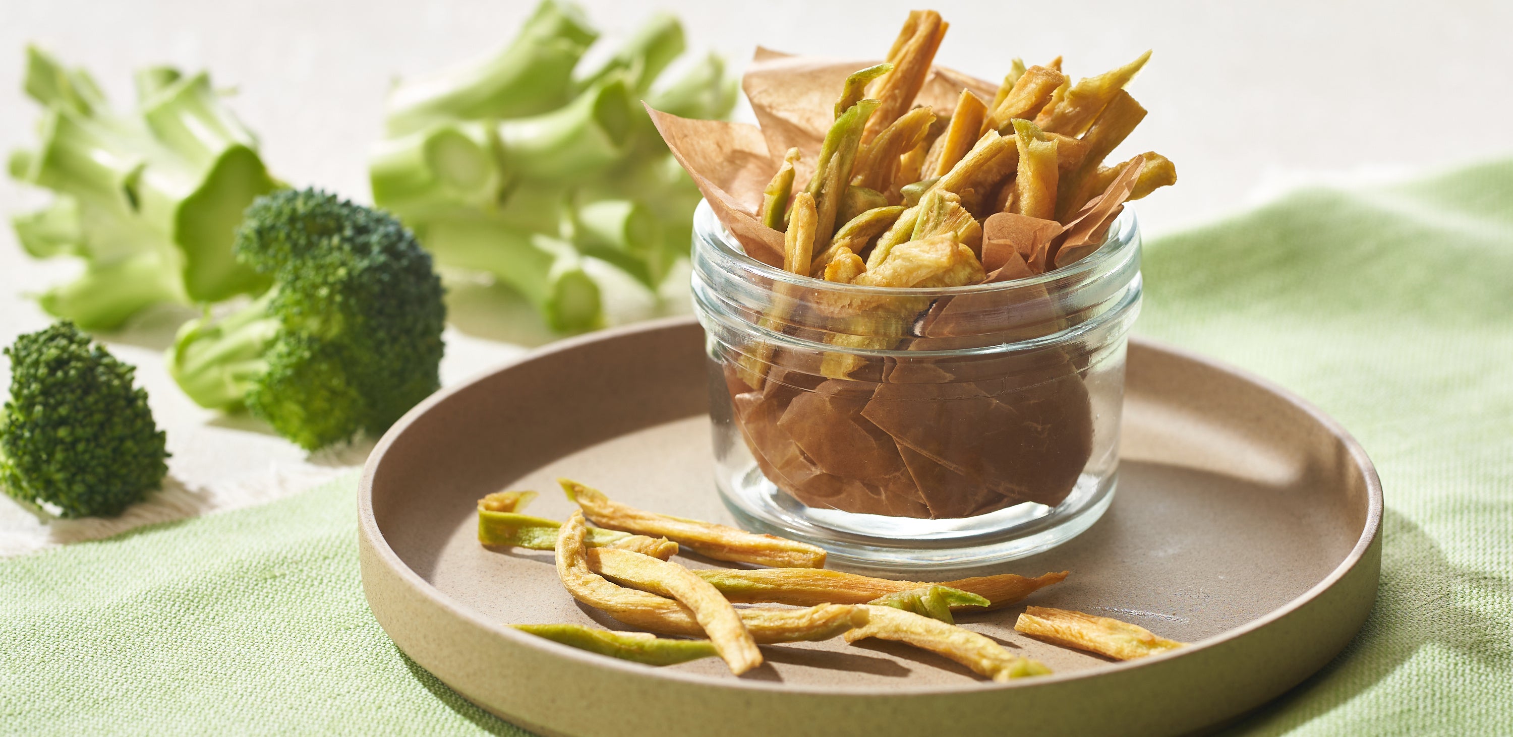 ▲「Upcycle by Oisix」の商品例　 　写真は「ブロッコリーの茎チップス」