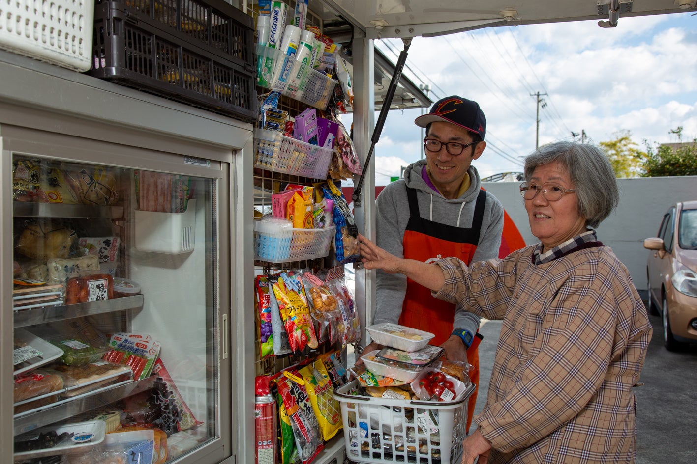 △移動スーパーとくし丸の販売の様子