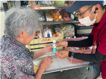△「おいしい免疫ケア」配布の様子