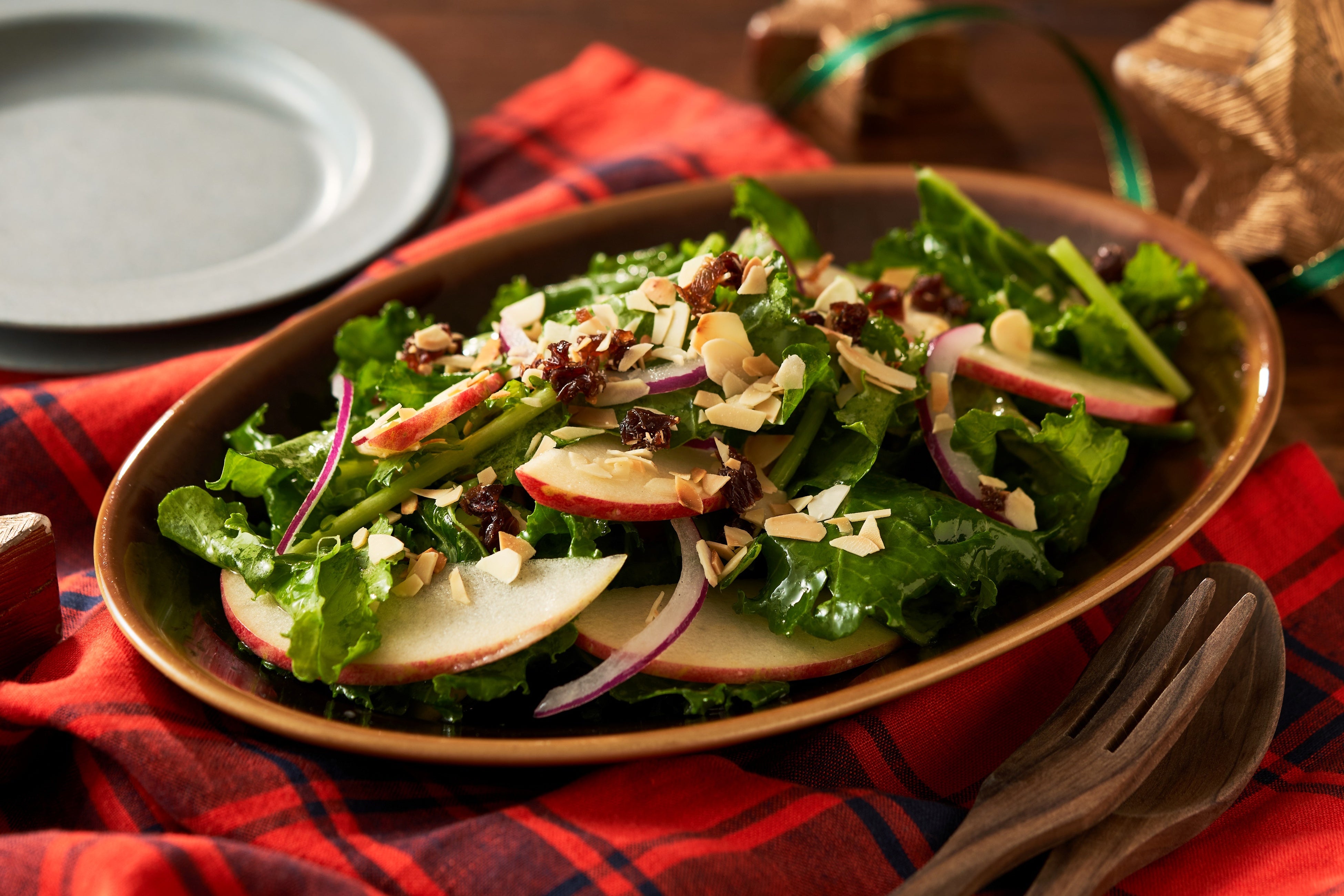 ▲販売商品例（【Kit Oisix】りんごとケールとナッツのサラダ）