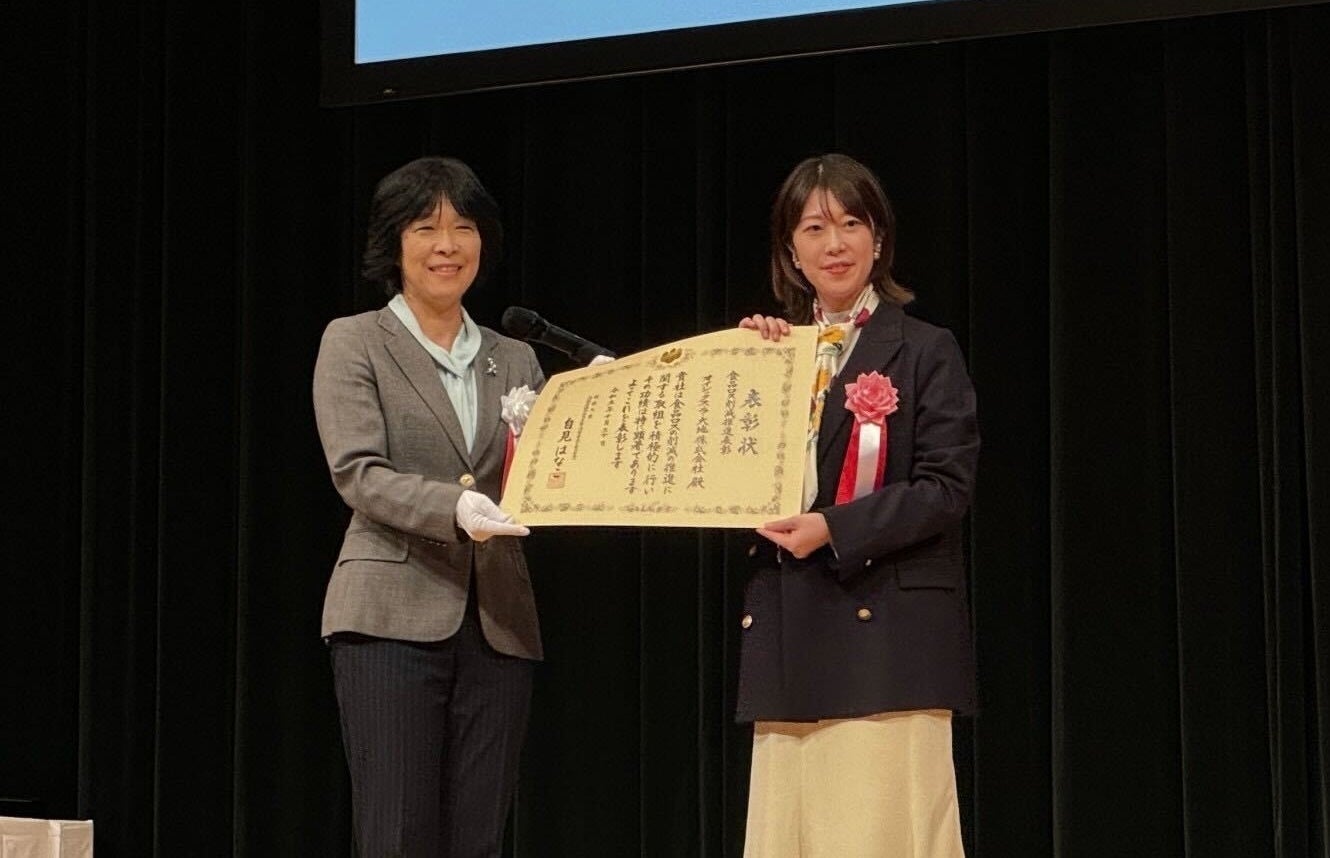 ▲食品ロス削減全国大会にて表彰状を授与されるオイシックス・ラ・ 大地株式会社 Upcycle by Oisix ブランドマネージャー 三輪 千晴 （右）と、消費者庁長官 新井ゆたか氏（左）