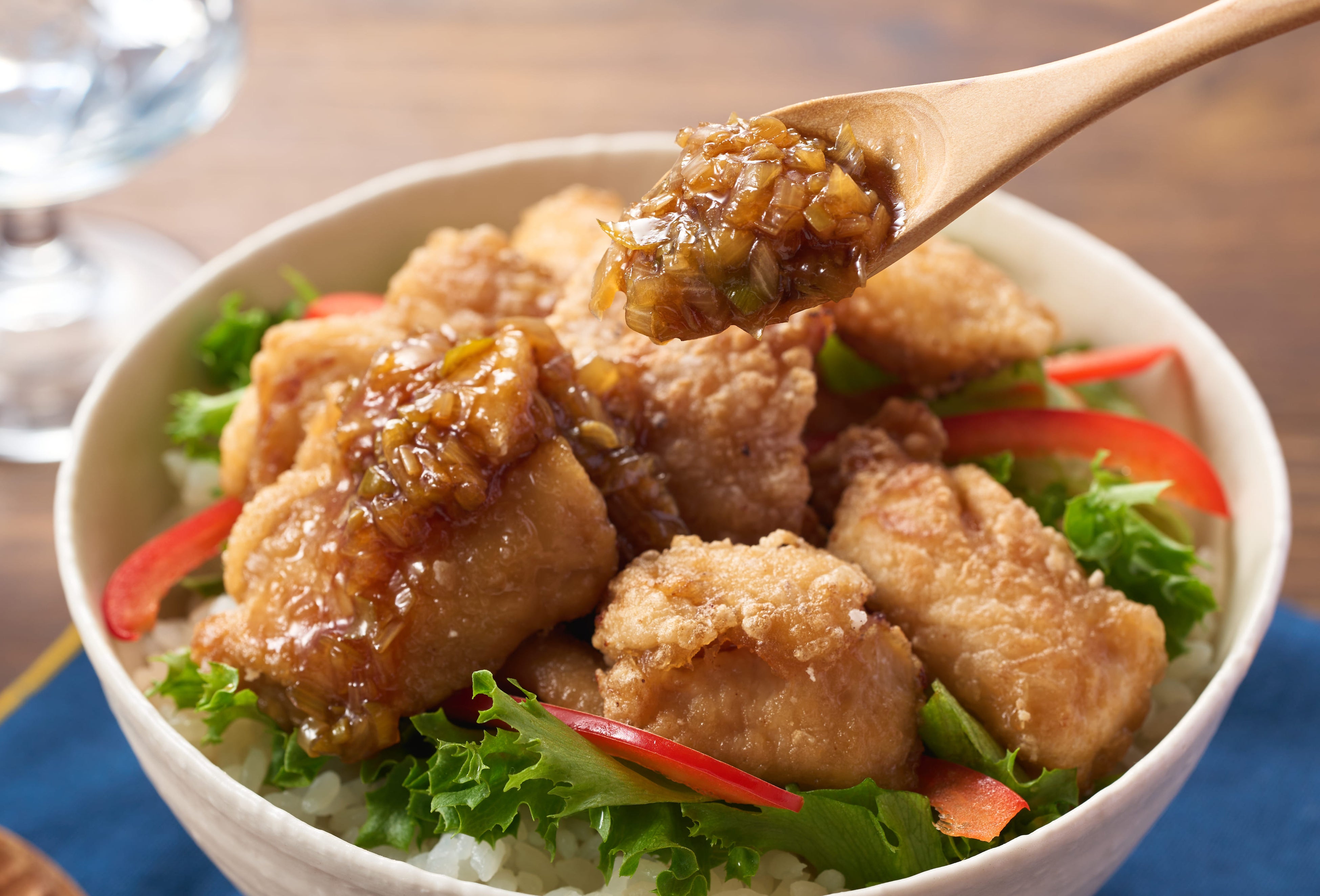 ▲きのこの軸を活用した「オイル」や、長ねぎを丸ごと活用した「たれ」がおいしさを引き立てます