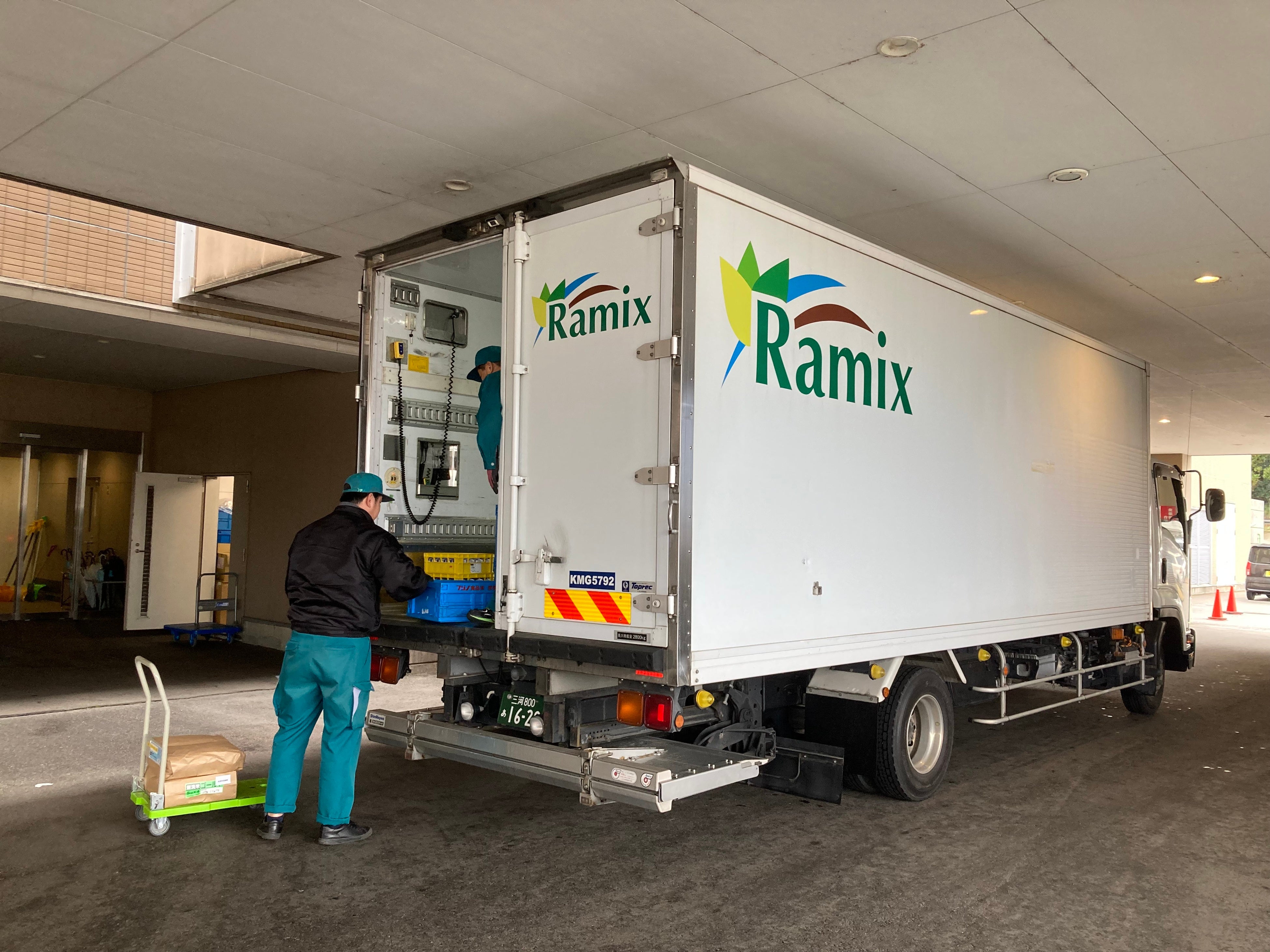 ▲冷凍・冷蔵トラック派遣の様子