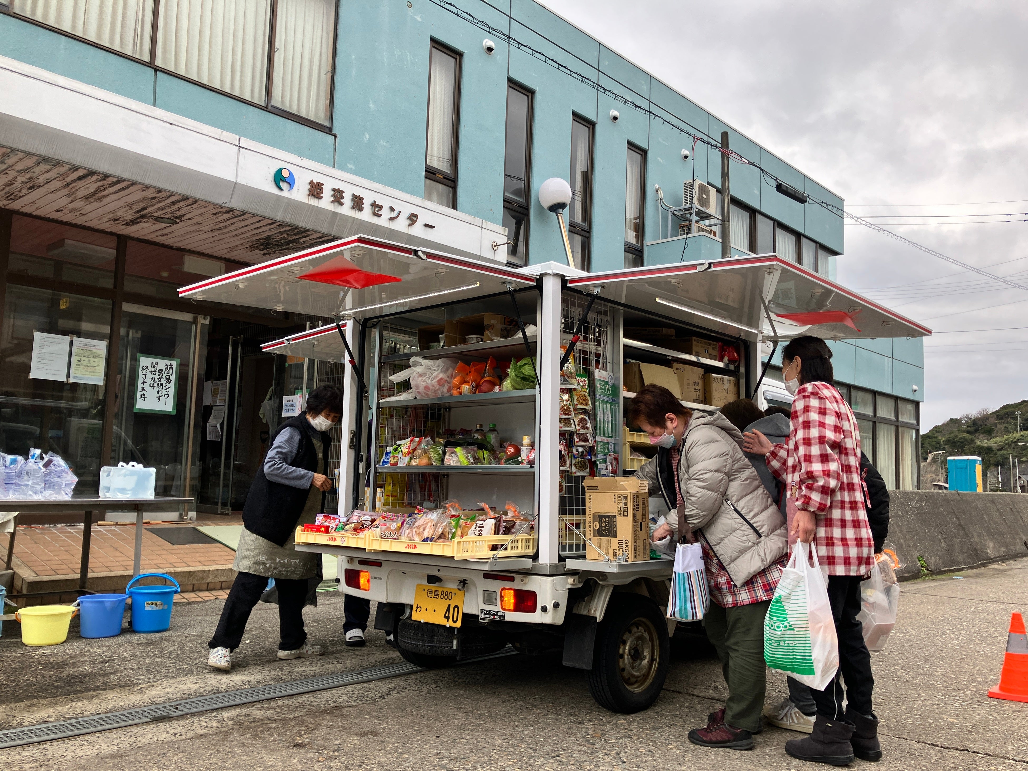 △とくし丸　無償配布の様子
