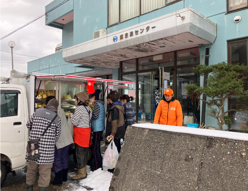 △とくし丸　無償配布の様子　1月16日