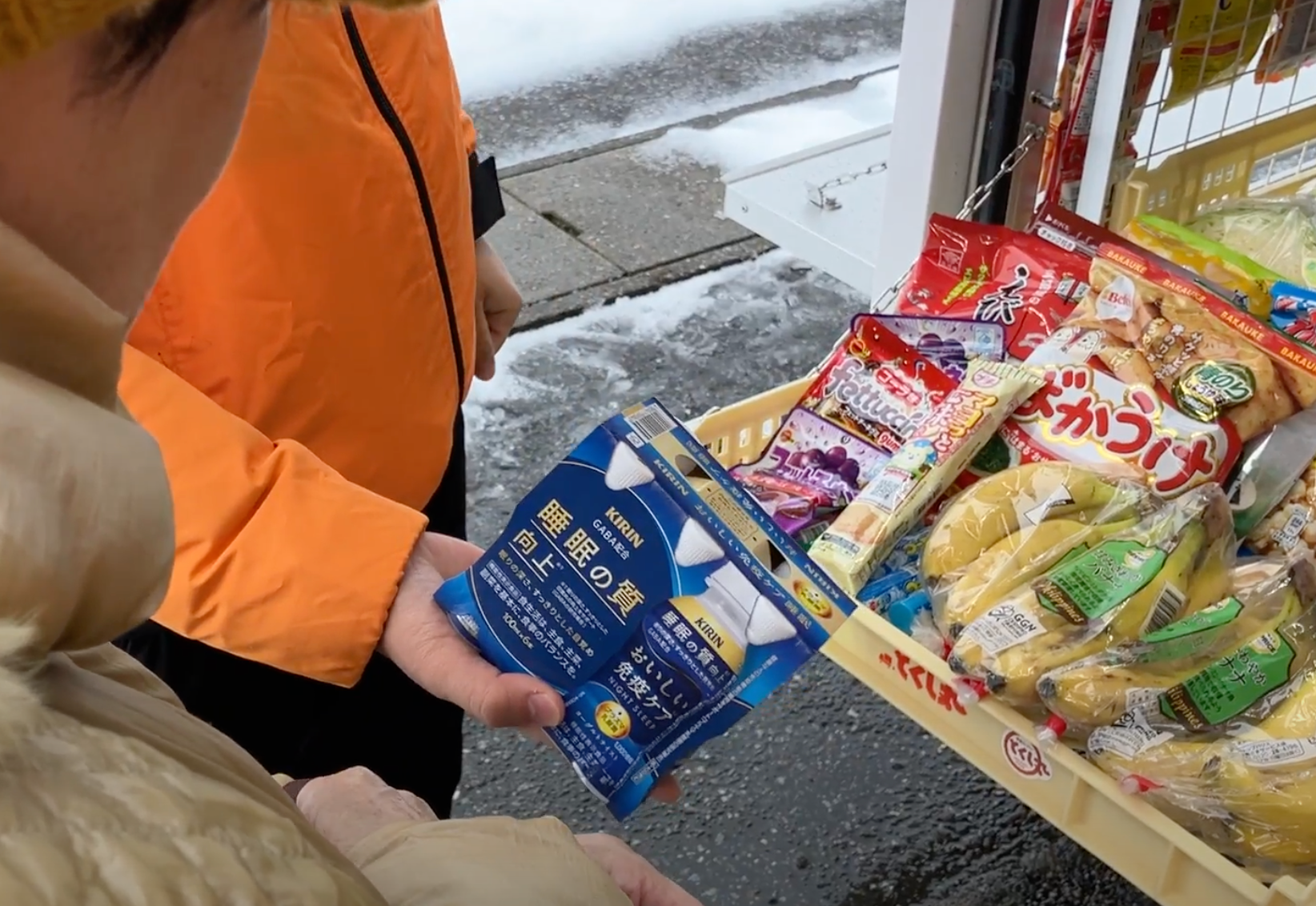 △とくし丸　救援物資配布の様子