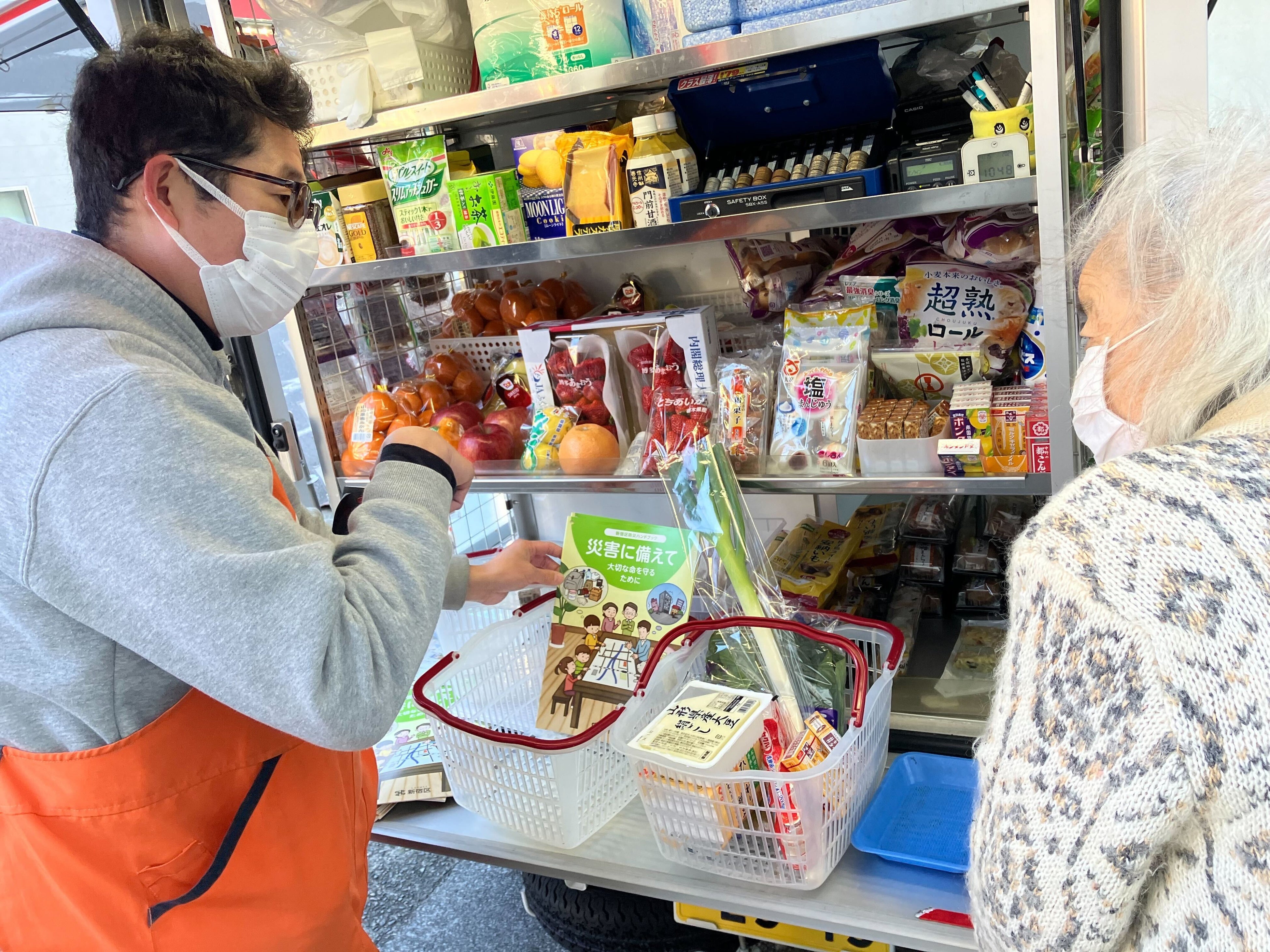 △とくし丸　新宿区での防災の啓発活動の様子