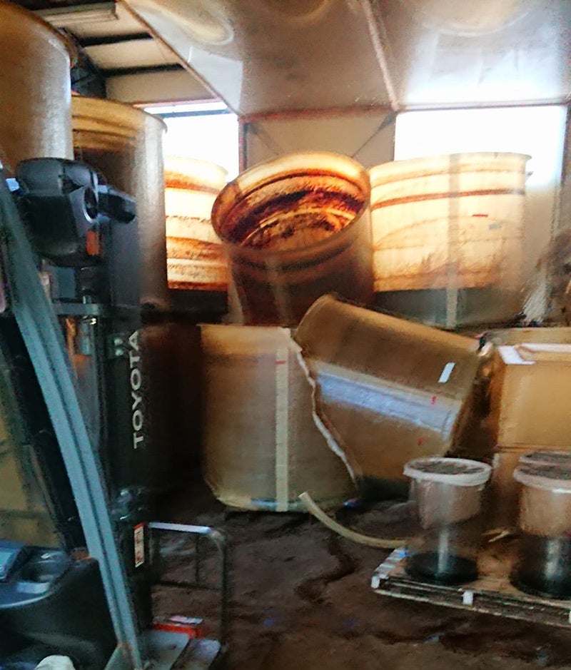 ▲震災で倒壊した「よしる」貯蔵槽の様子