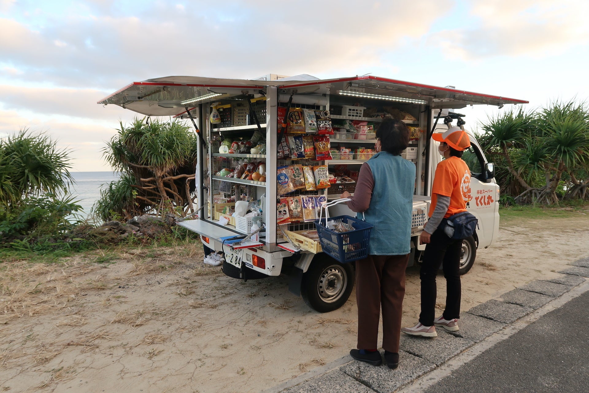 △移動スーパーとくし丸 離島での販売の様⼦