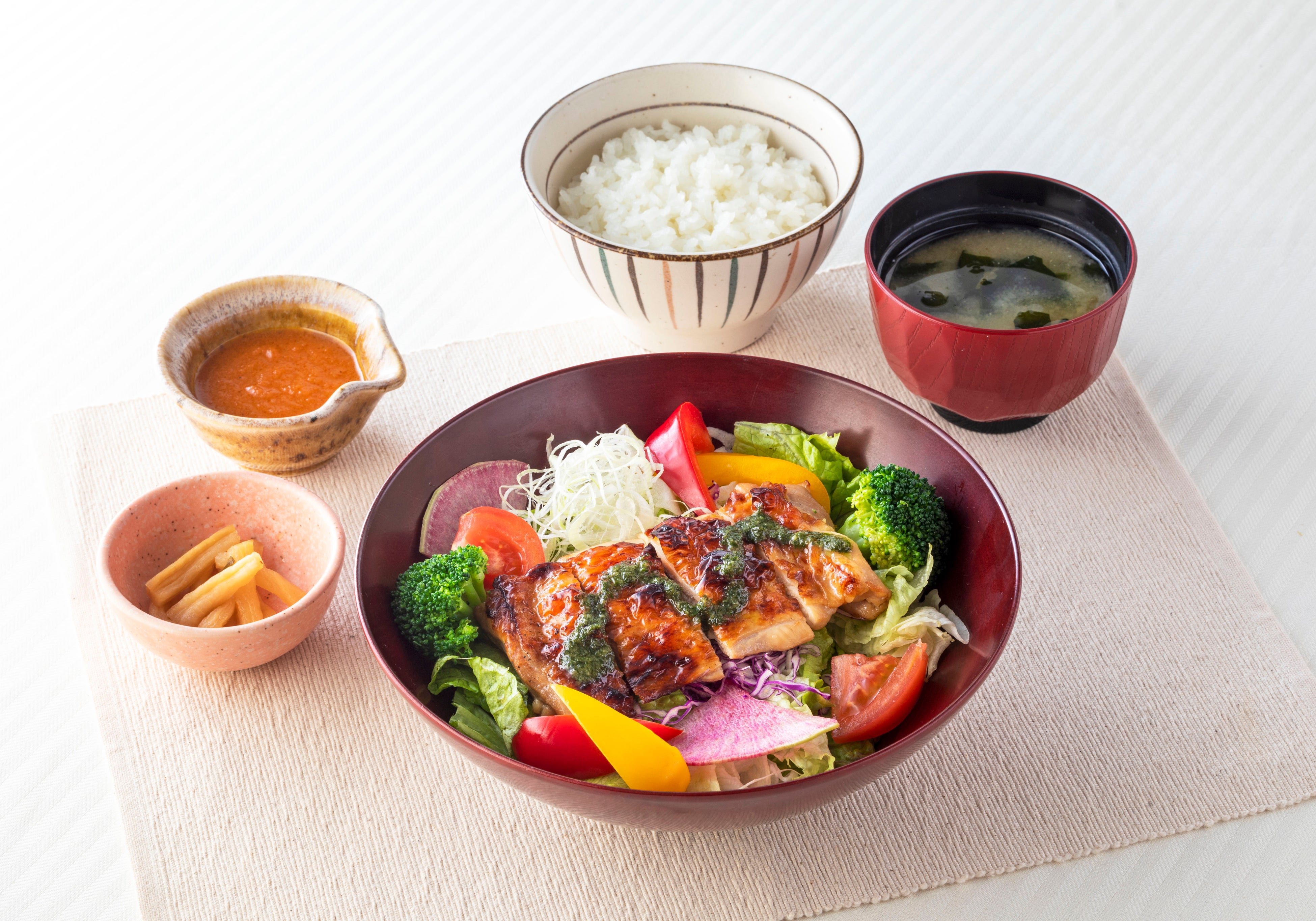 ▲大戸屋「バジルチキンの彩りサラダボウル」