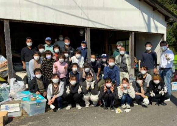 2020年10月18日　屋内の片付け完了後、車庫の前で参加者との集合写真