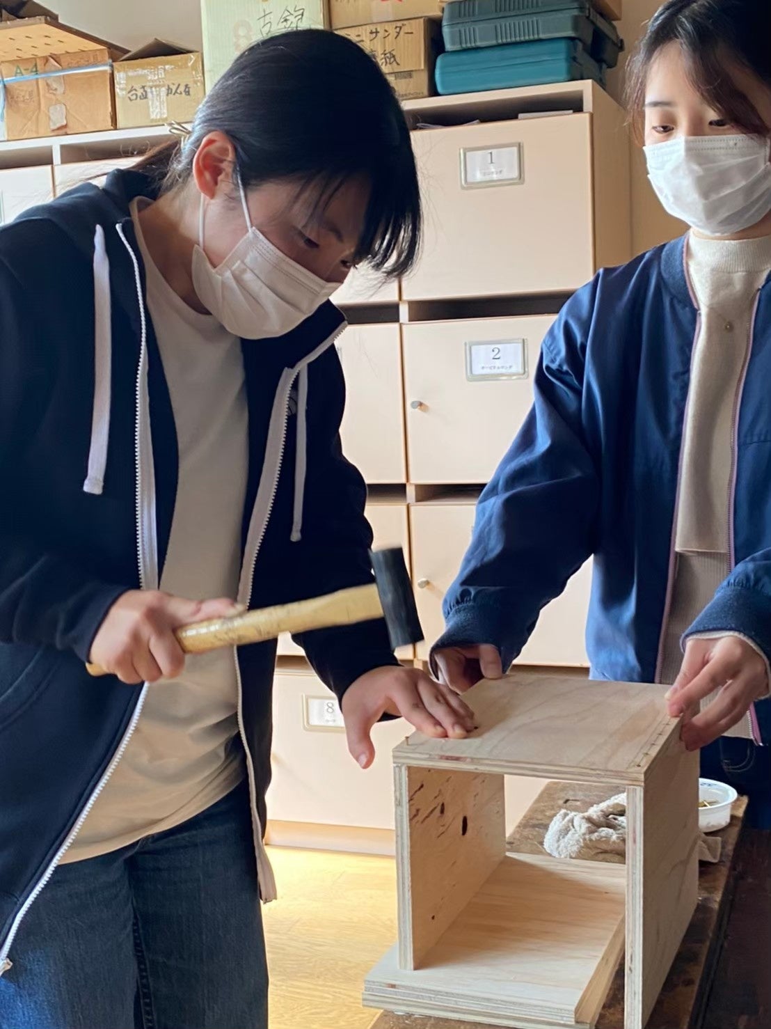 2021年11月14日　島根大学の木工室で合板を使った家具を製作しました！