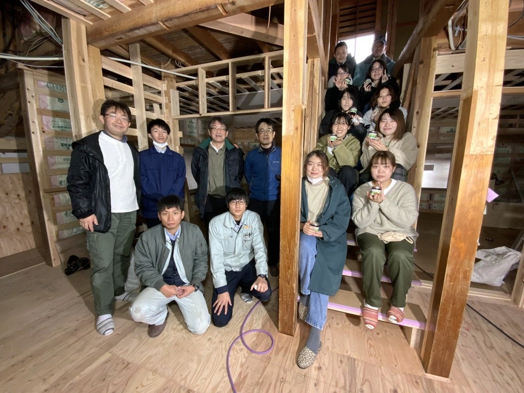 ここはシェアハウスの共用部分です。地元の畑で学生が収穫したブルーベリーを使った美味しいブルーベリージャムが一足先に完成しました！