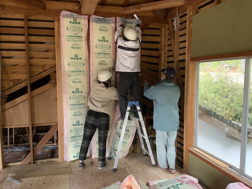 2021年12月29日　居室部分の壁に断熱材を取り付けています！