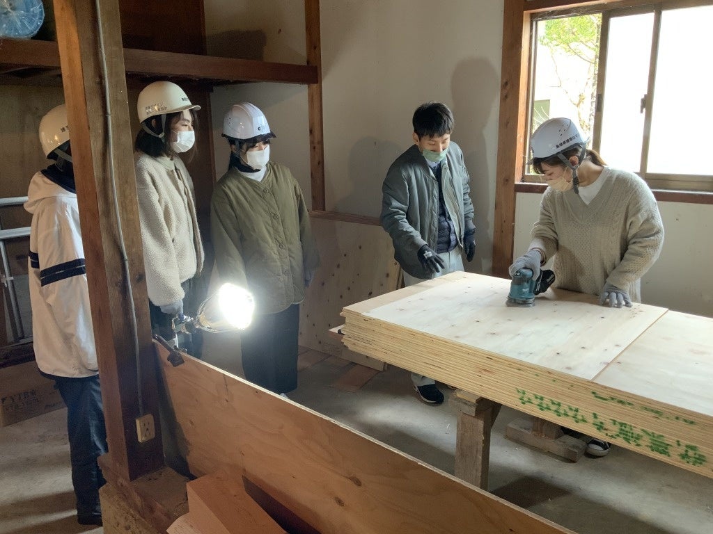 2021年12月29日　天井用の合板を電動ヤスリを使って丁寧に磨いています！