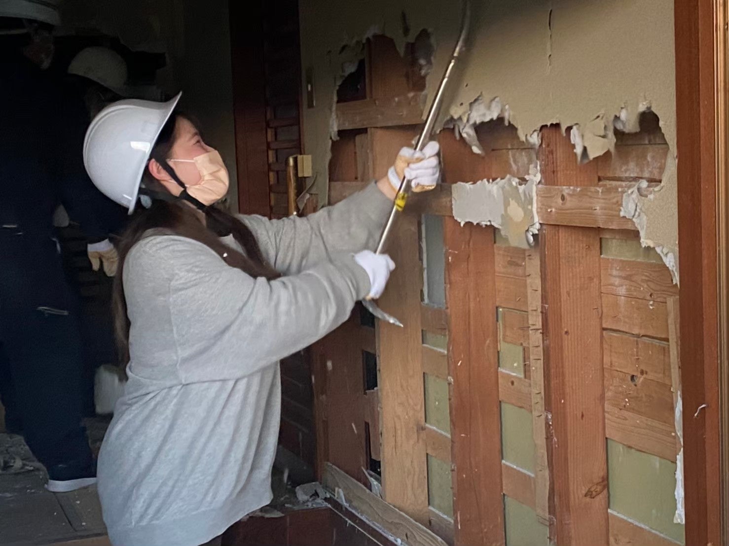 2021年11月14日　玄関の壁を解体している様子です。ストレス発散にもなりました！