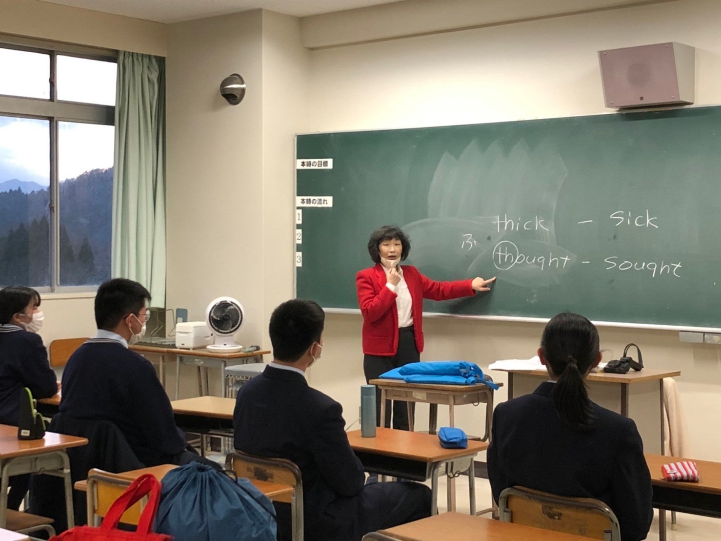 リスニング指導する江口教授