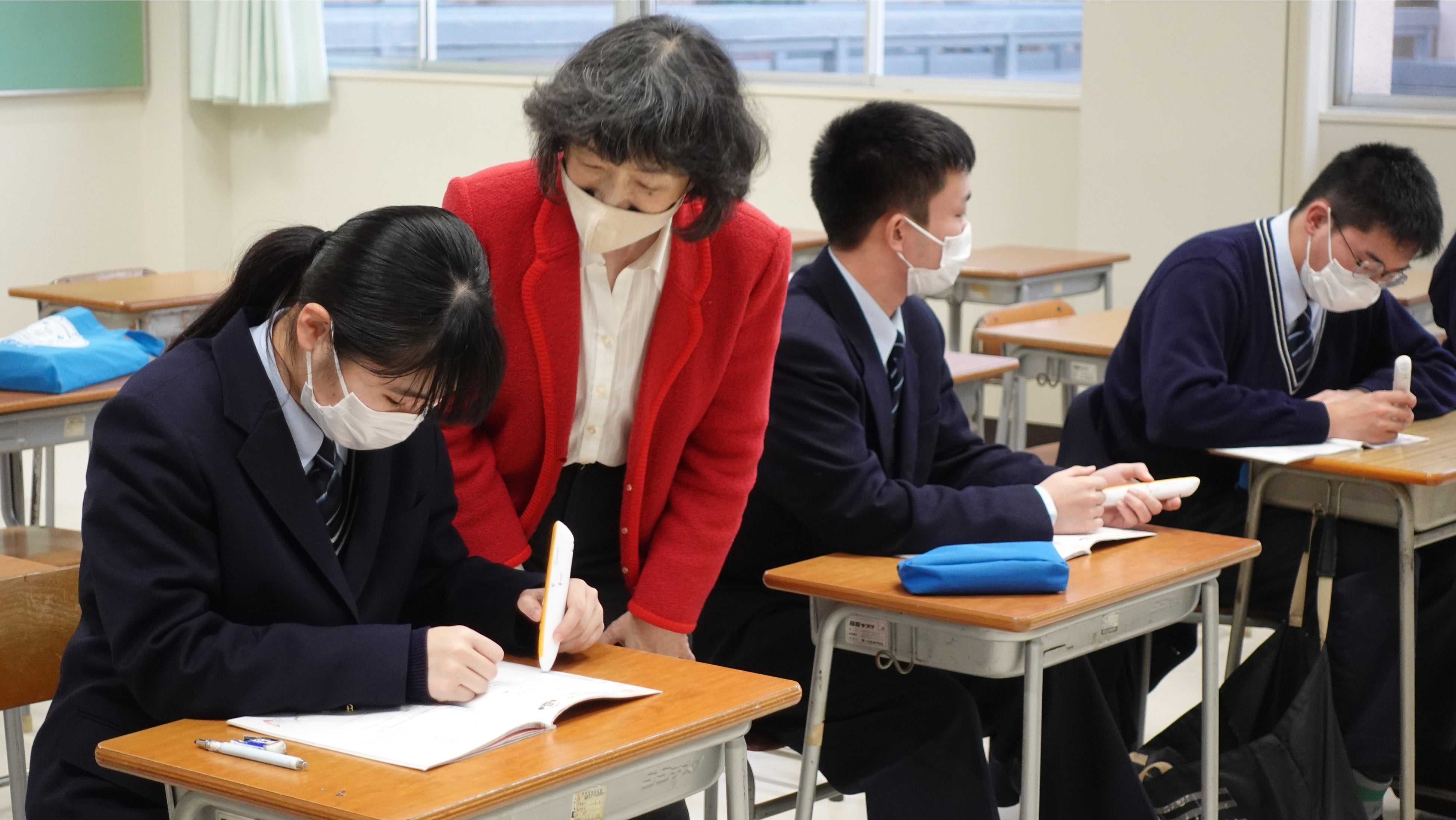 音声ペンの使い方を指導