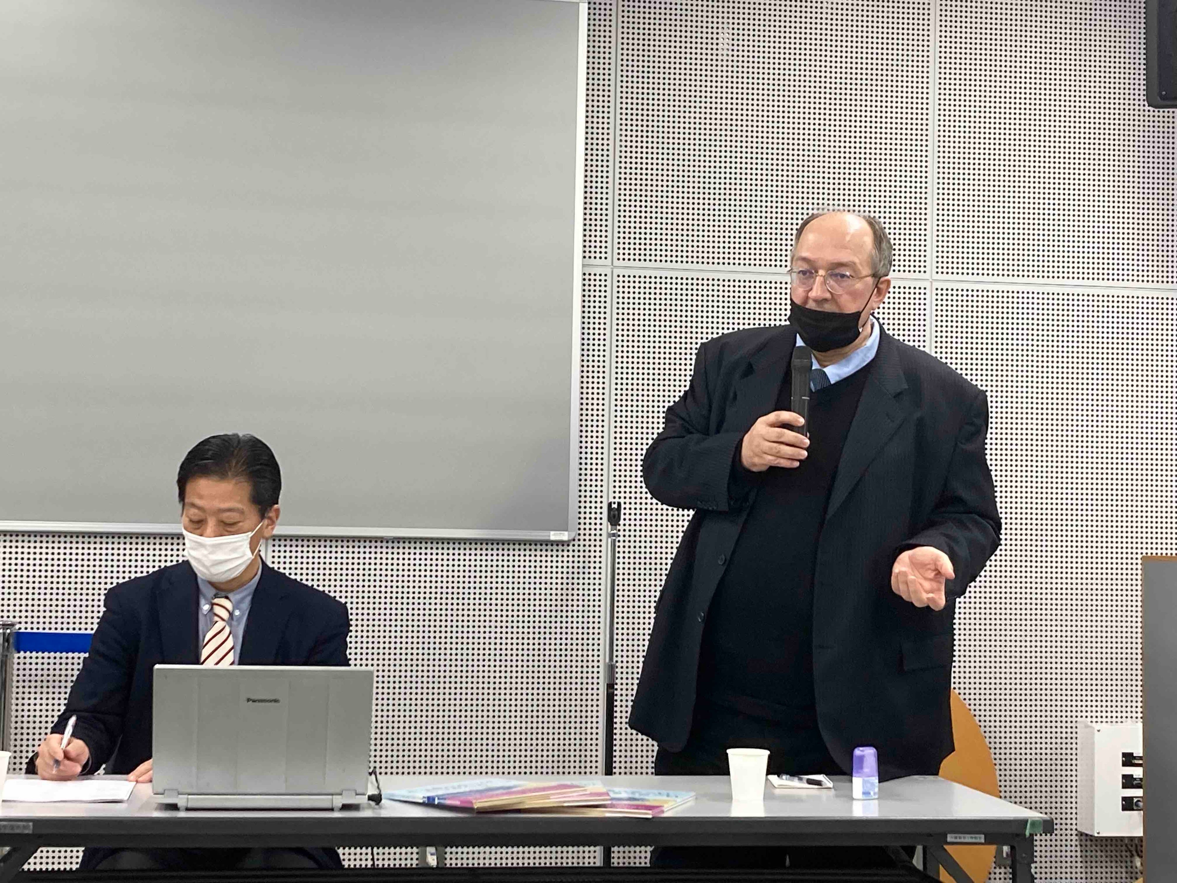 シローコフ 教授（写真右）