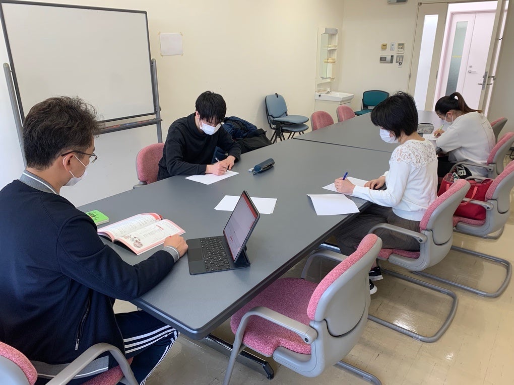 丁雷准教授と学生