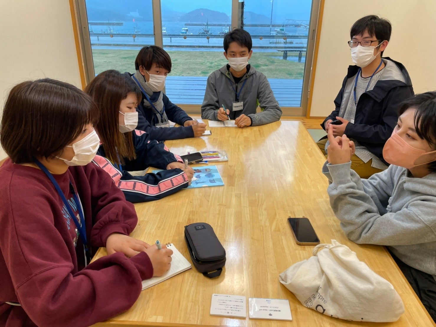 コミュニティ図書館いかあ屋で島留学生の坂本早香さんにヒアリングしている様子