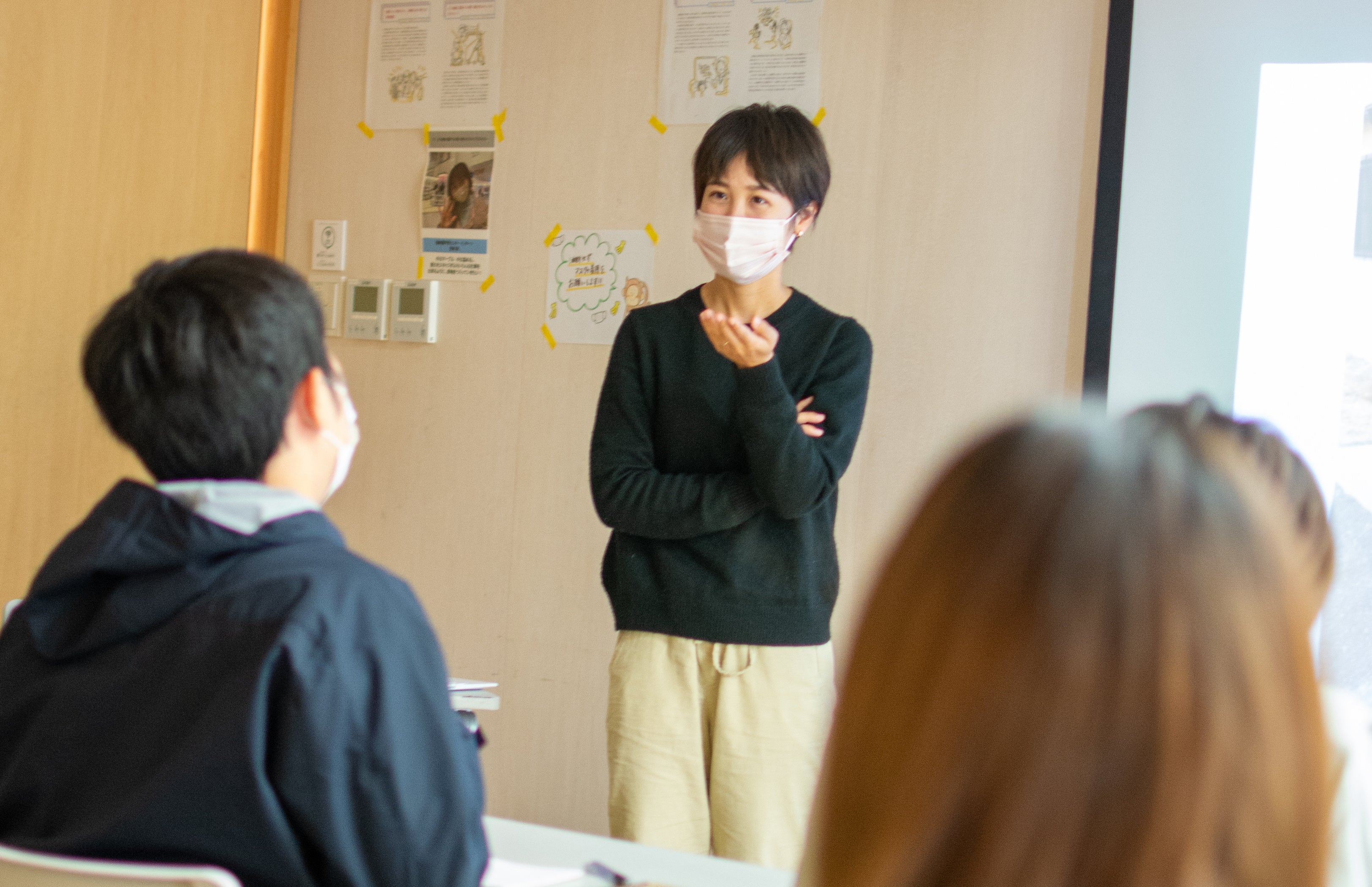 海士町在住の澤多加奈子さんからブータンでの海外協力隊の活動の様子を聞いている様子