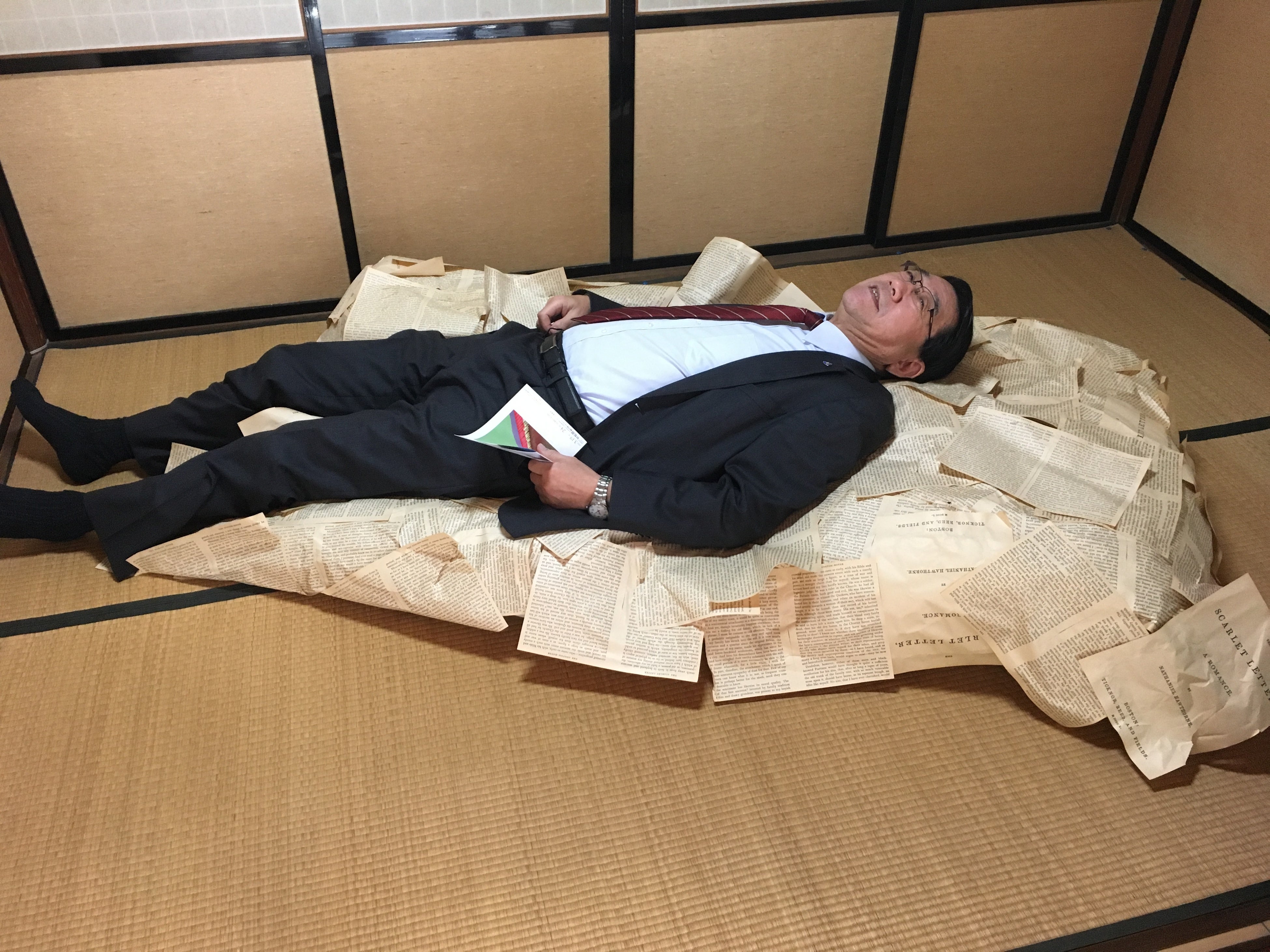 展示作品を寝転がって感じる、本学の清原正義学長