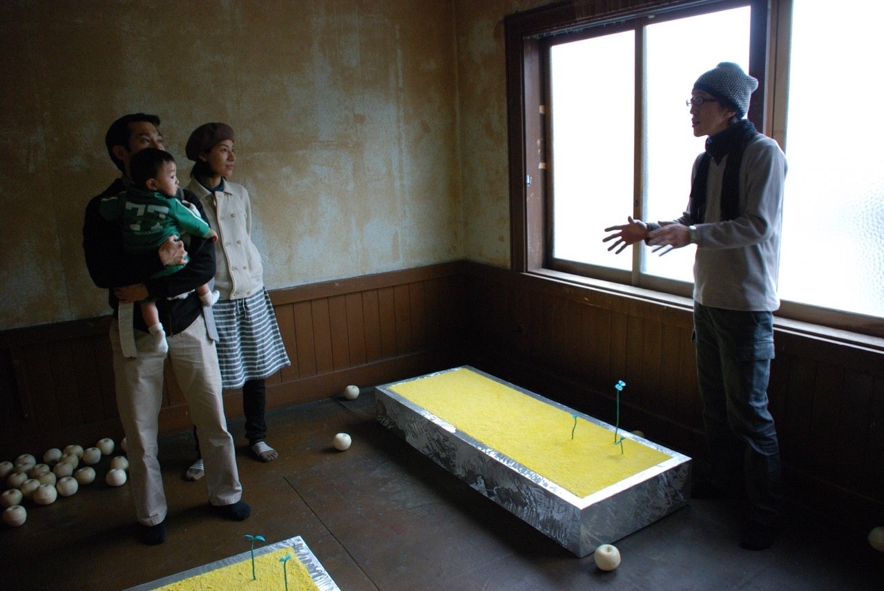 展示作品を解説する、福井准教授