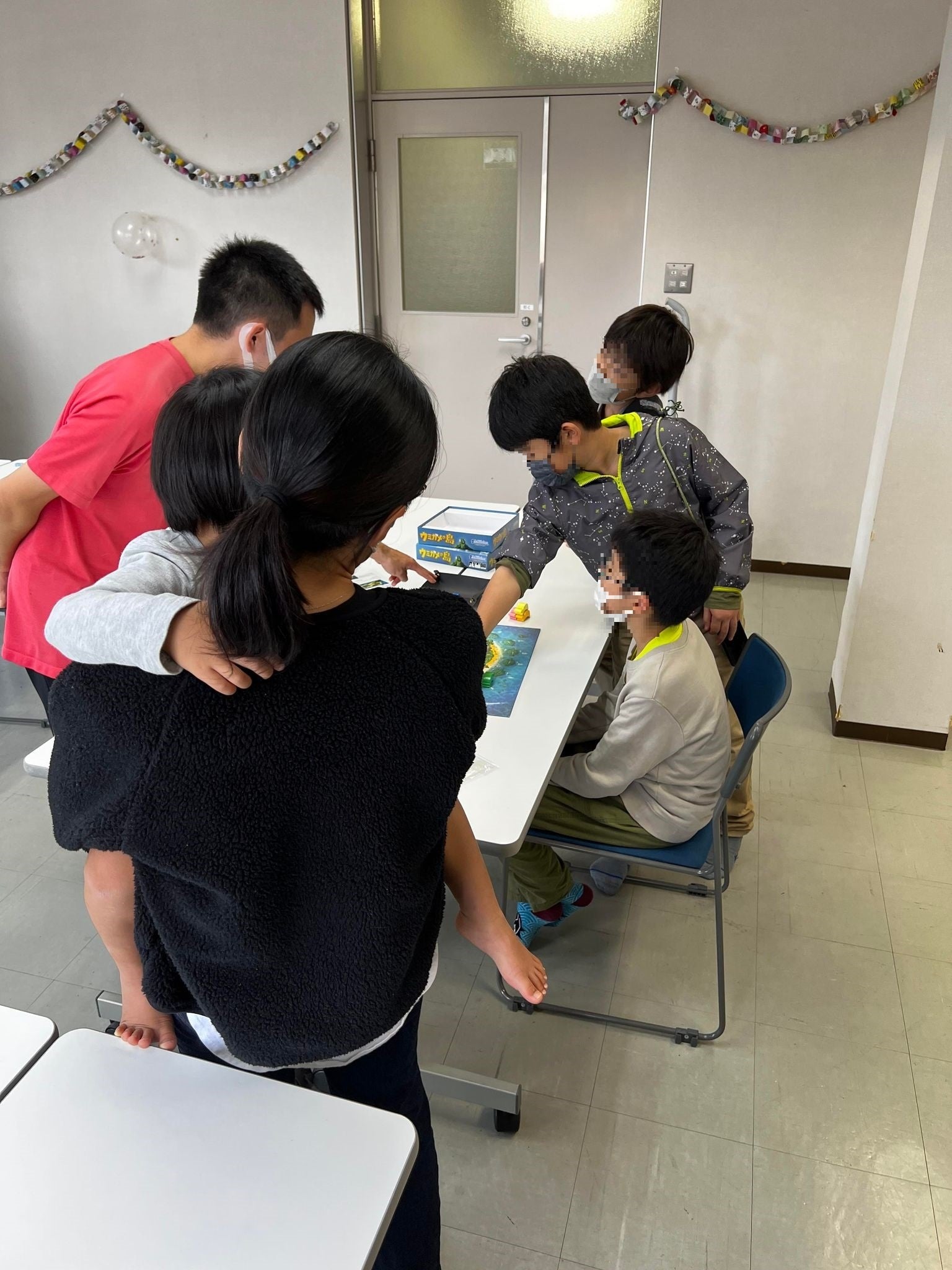 年齢に関係なくボードゲームを楽しむ参加者