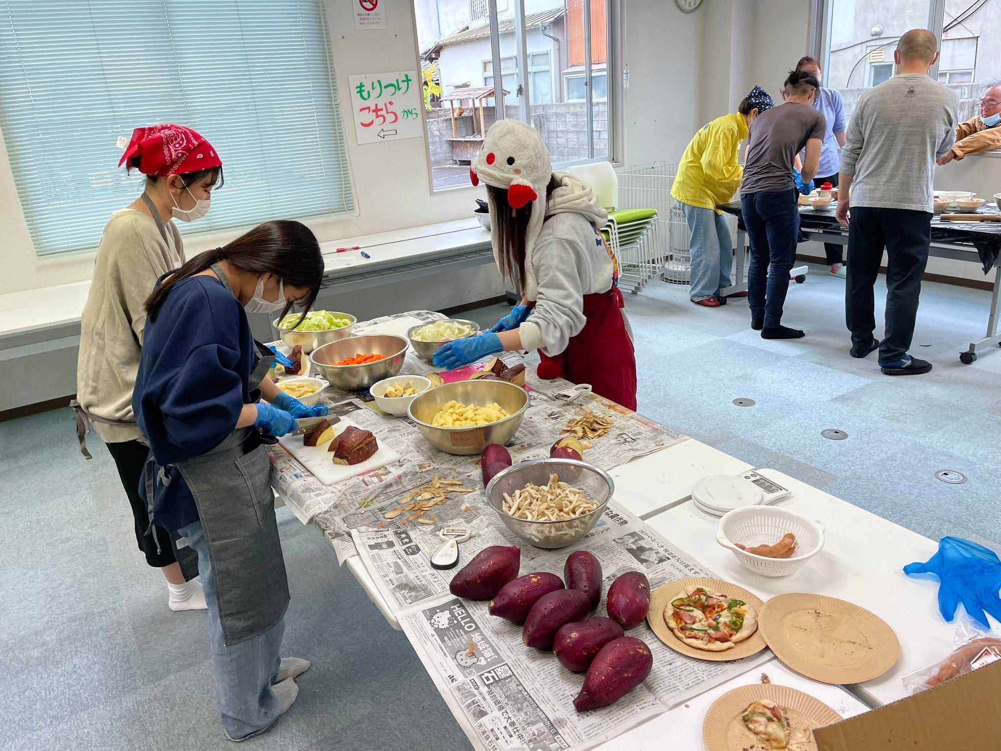 軽食を調理する様子