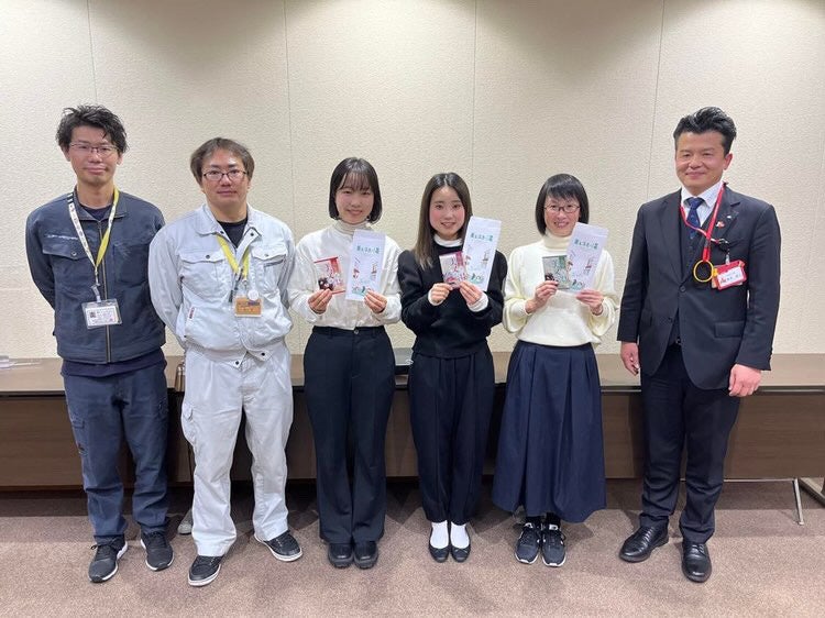 浜田市役所でお披露目をする様子