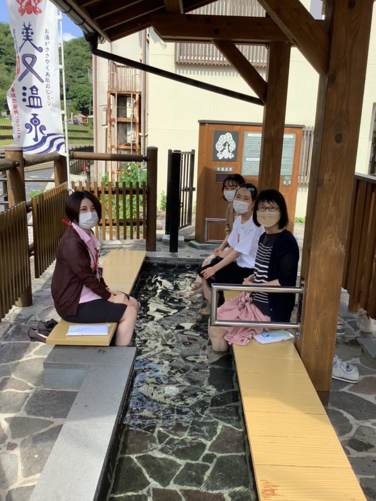 フィールドワークで足湯を体験する様子